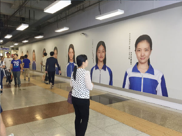 三位身着高中校服的女同学
