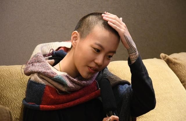 "天后"女儿窦靖童短发造型太"帅气",下巴中分纹线抢眼