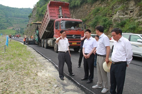 纪道清现场调研十竹路房县段项目建设