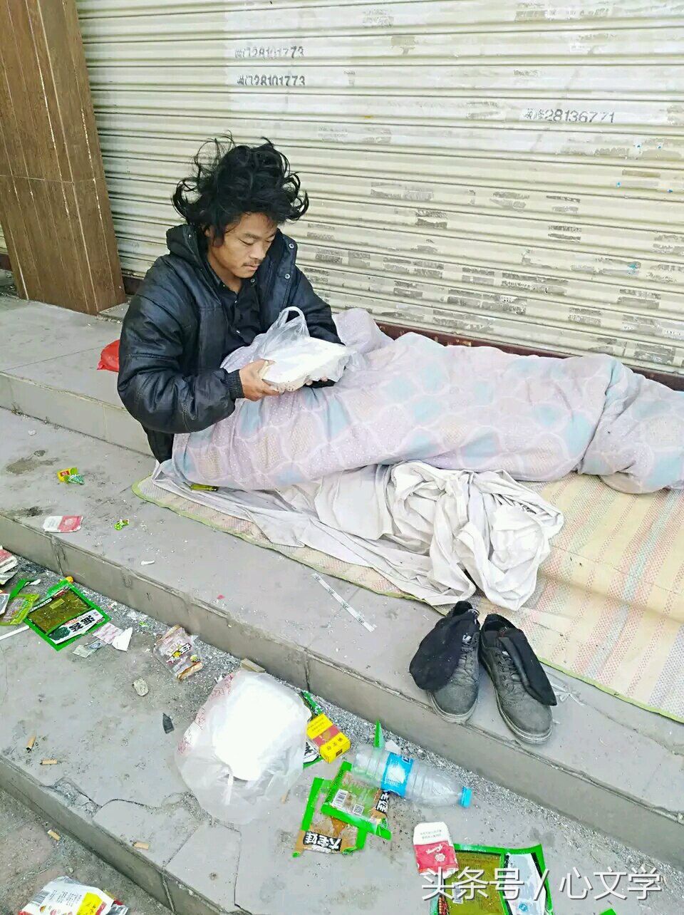 远看像流浪狗,近看是三和大神!无论深圳冬天有多冷依然睡大街!