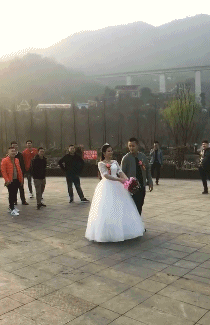 搞笑gif:新娘子出嫁,爸爸都紧张,不行!掐住大腿不能笑