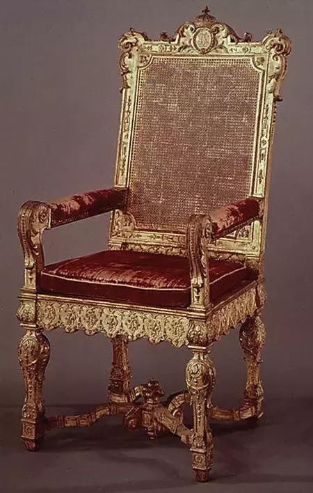 古罗马及东方中国家具的特点,哥特时代的箱式坐椅不再流行,取而代之的