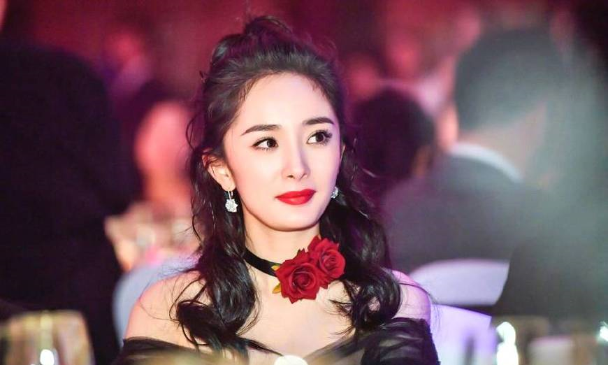 杨幂女儿正面照曝光,小糯米不像妈妈也不像刘恺威,而是像这个人 杨幂现如今在娱乐圈混得风生水起,片酬不断。她童星出身,小小年纪就和很多明星有过合作,曾经在电影《苏乞儿》中就出演过,甚至与成龙大哥也有过合作,杨幂的确在娱乐圈混得很好。 2008年,杨幂与胡歌出演了仙剑三开始被观众熟知,而之后出演了《宫》则大红大紫,一发不可收拾。 杨幂的事业的蓬勃发展,让人眼红不已,而其演技也被观众承认,但是在感情生活上却不被人理解,不知道为什么要在自己花季年华时嫁给大自己11岁的刘恺威,而且两人携手走过这么多岁月,对于婚姻
