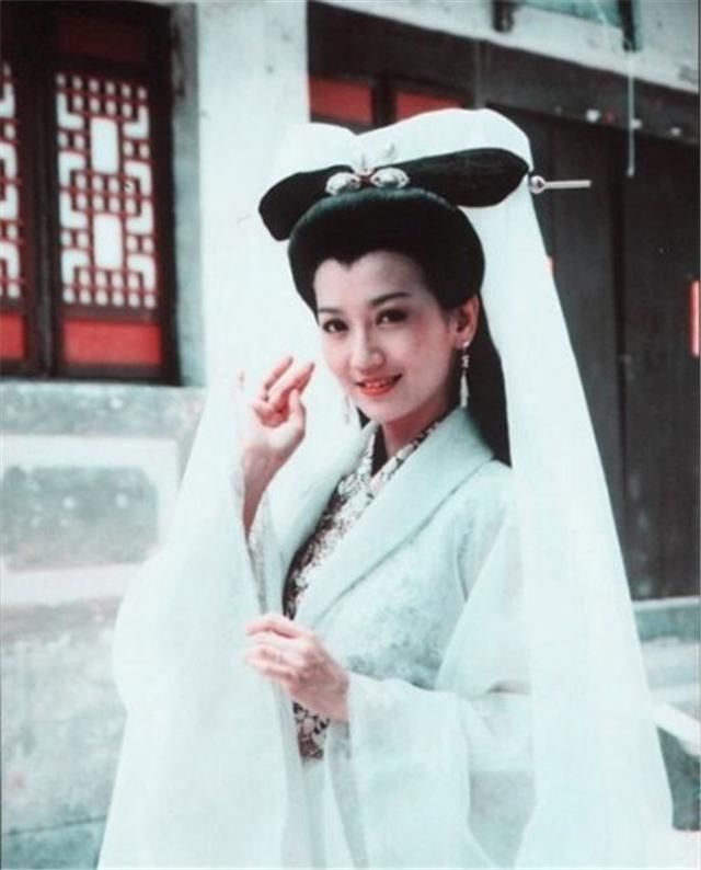 看到一身白衣的赵雅芝,不禁让人想到千年前痴情的白素贞.