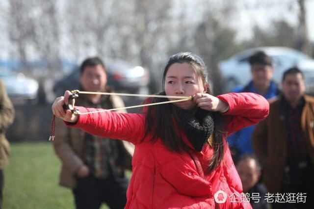 洛阳美女养鸟玩弹弓 夜晚喜欢到小树林