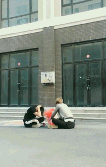 姑娘放开那个单身狗 有什么事冲我来