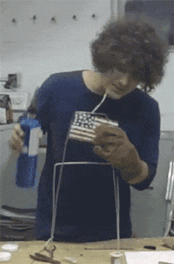 1,小伙子你在烫头发吗?