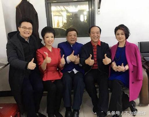 于月仙晒与赵忠祥合影,76岁赵忠祥气色佳,网友:谢大脚