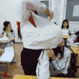 搞笑内涵图:哥们,你吃的这碗面叫做黯然销魂面吧?