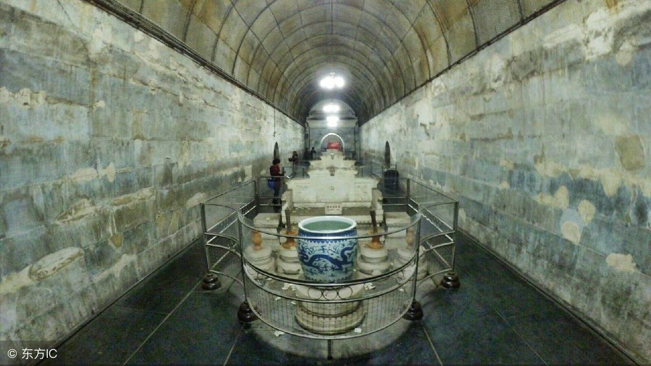 直击唯一被发掘的帝王陵明定陵:地宫深入地下27米,阴气森森