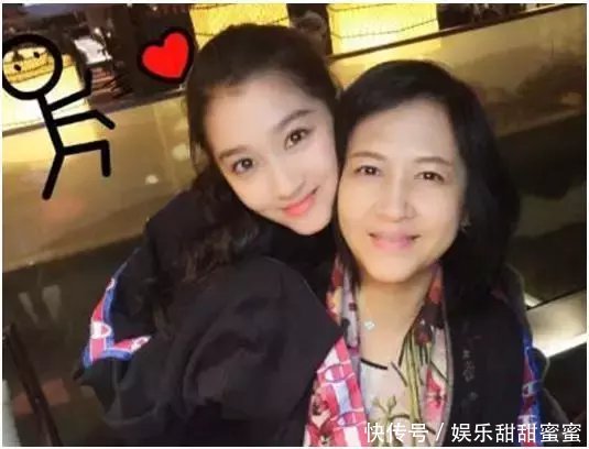 关晓彤亲姐姐曝光! 颜值大不同: 笑称自己遗传的时候走了神