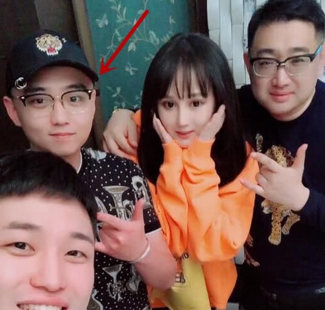 赵本山女儿新男友曝光,靠直播刷礼物认识,是十足的富二代