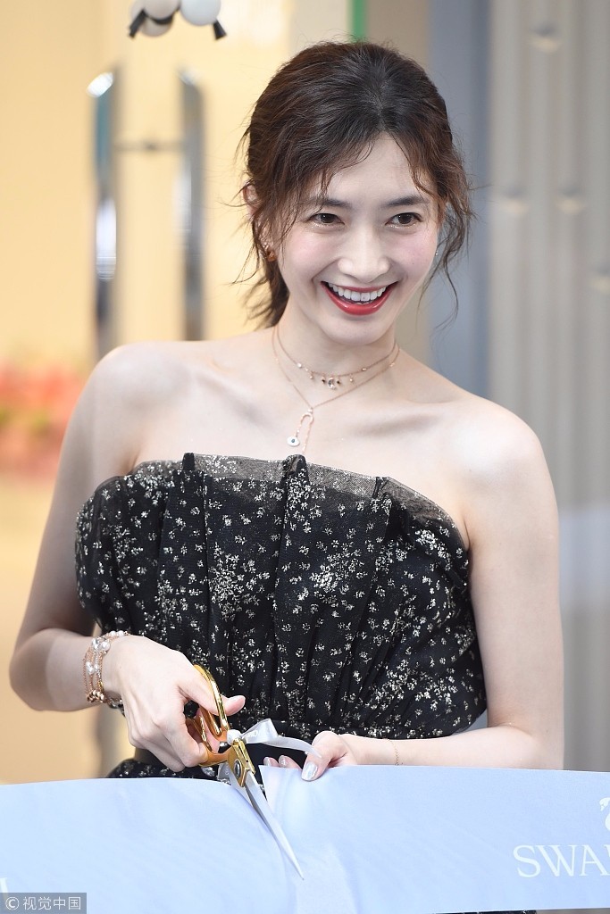 江疏影秀长腿变优雅"黑天鹅" 花式剪彩甜笑不止露牙渍显尴尬