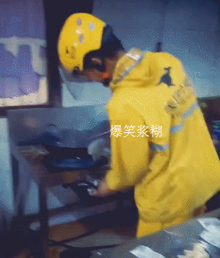 搞笑gif:抓到一个偷瓜的,熊孩子我该说你点啥好呢