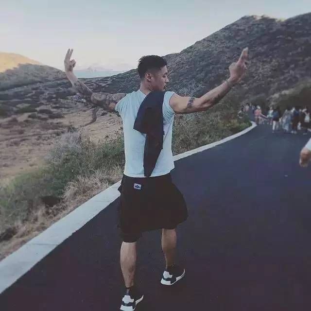 也许他不是健身界里最健硕的 但是不吹不黑,他绝对是健身界里最酷的