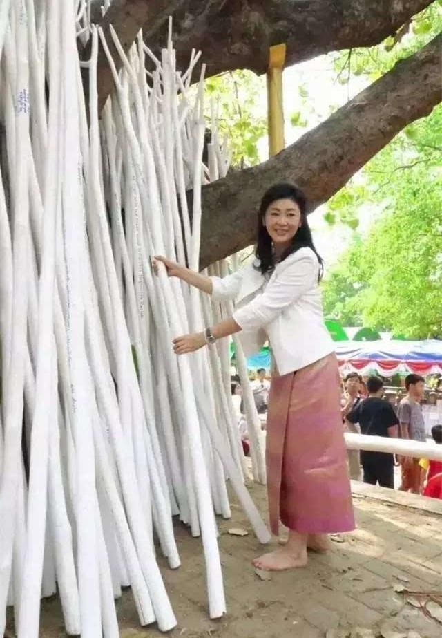 泰国前总理英拉成熟性感,手捂短裙好害羞,脚丫白皙细嫩太养眼!