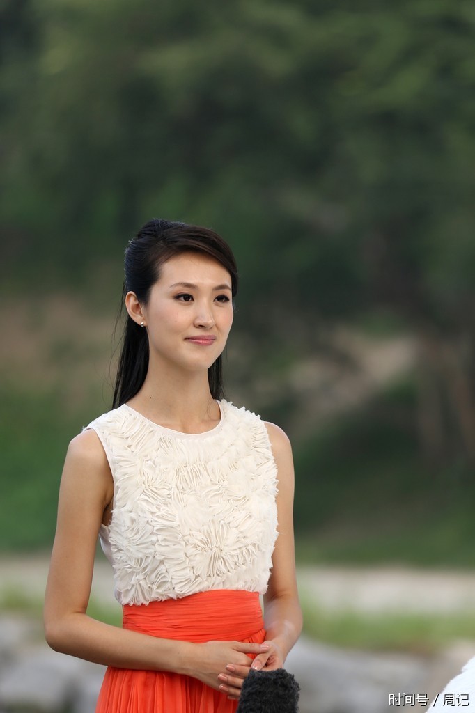 活动会上的气质端庄漂亮美女主持人!-北京时间