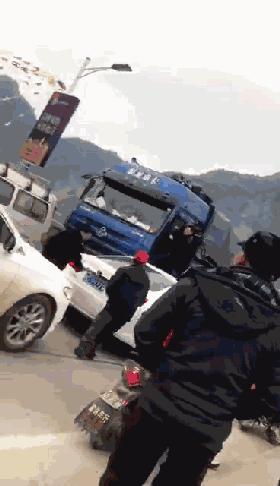 掉入桂江 而肇事货车继续往龙窝方向逃跑 另一辆越野警车及交警巡逻车