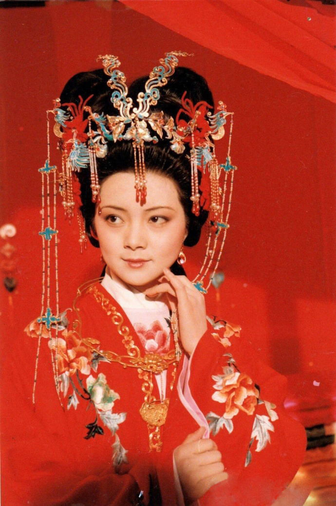 87版红楼梦最美的几张红妆照,薛宝钗只能排第四,排第一的是她