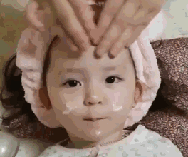 小巧的它从包装上就能看出非常精致,产品当中更是蕴含胶原弹润精华