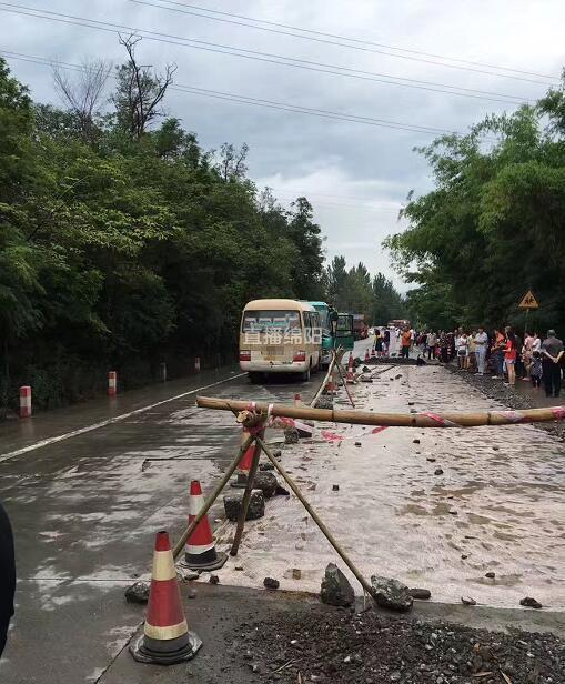 在江油市水口庙通往武都镇路上的七里坡路段,发生两辆中巴车对撞事故