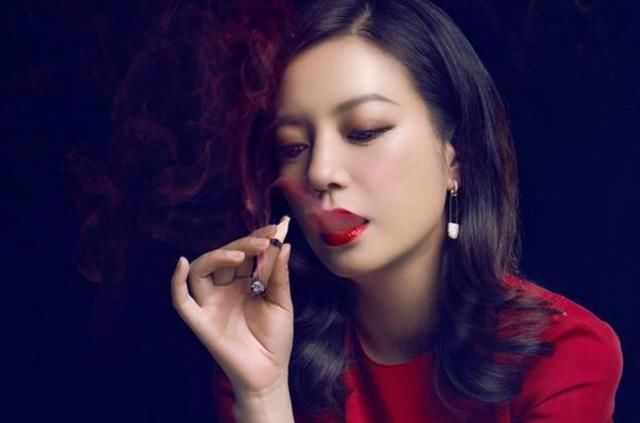 8个明星抽雪茄,苗圃似老手,张嘉译沉稳,最后1位最具大哥范!