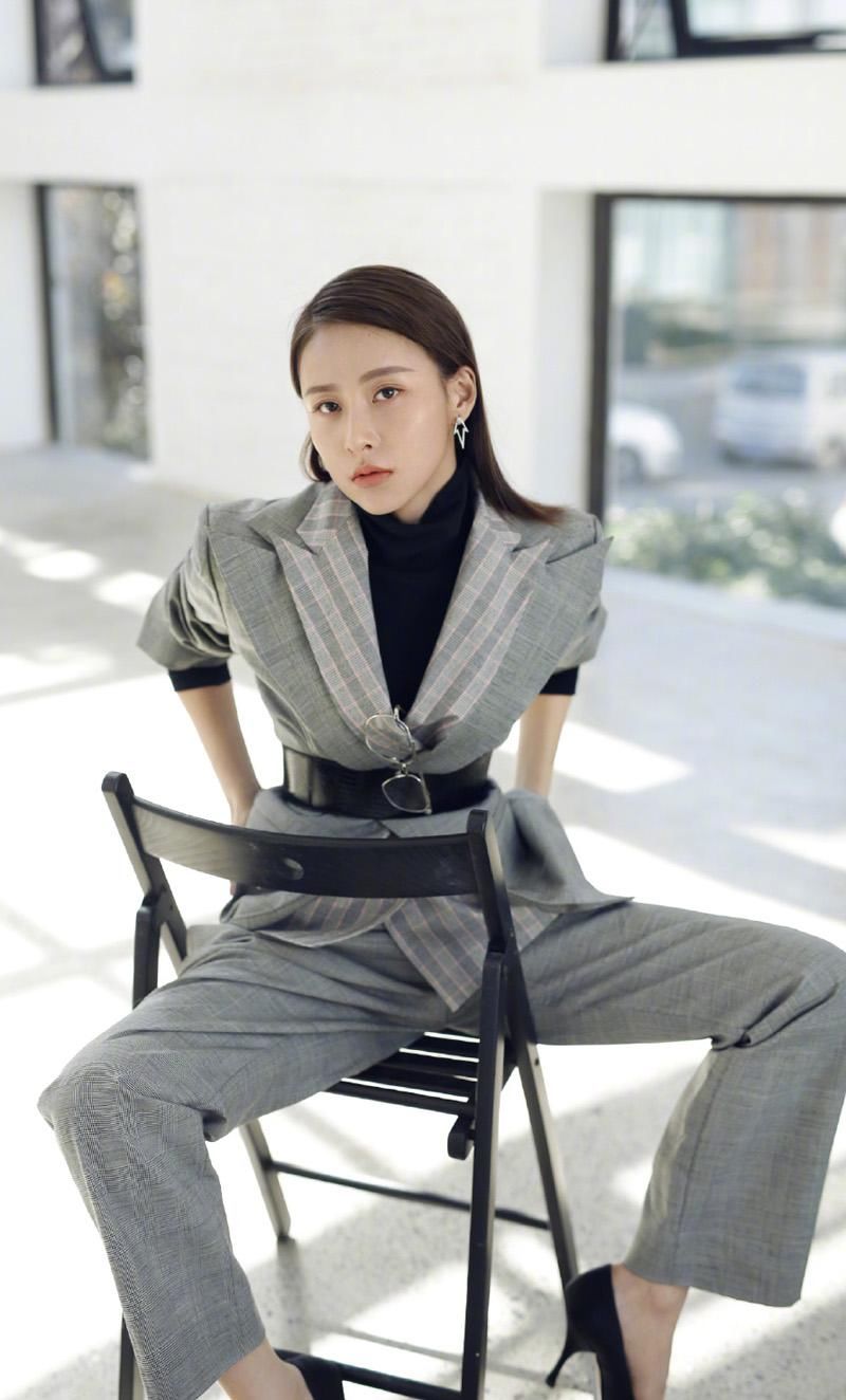 贾清清爽干练时尚写真图片