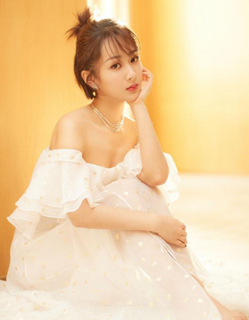 杨紫佩携玳美雅珠宝出席2017微博之夜 白色长裙甜美动
