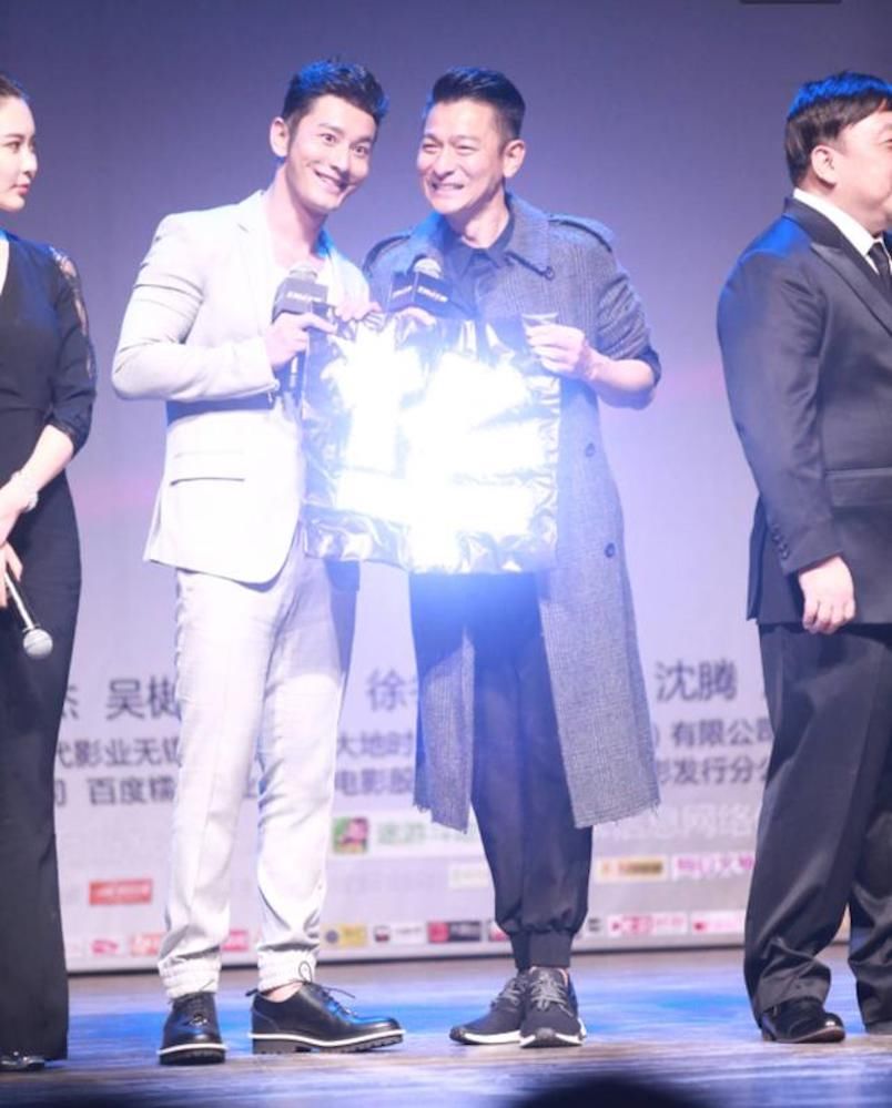 180的黄晓明和174的天王刘德华同台,你觉得谁的身高靠谱?