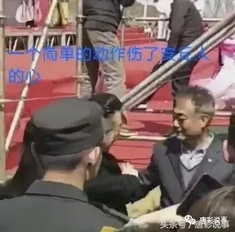 安丘桃花节蒋大为一个小动作激怒了广大网民:安丘人真