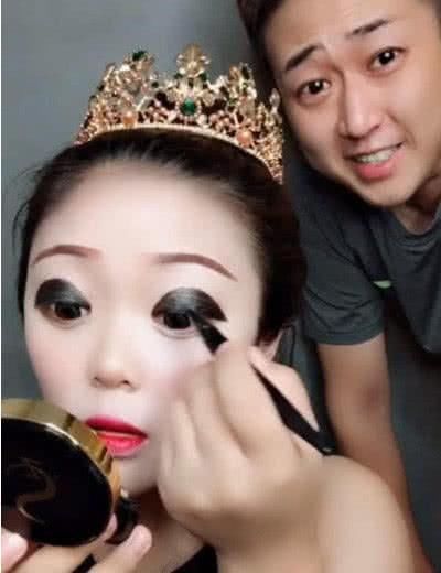 美女的"死亡眼线"火了,当她睁眼的一刻,大家的脸色都变了