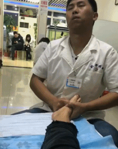 搞笑gif图:电视台主播们太会伪装了,骗了我好多年