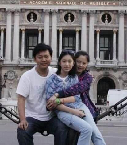 56岁何政军帅气难挡,与妻子恩爱28年,女儿成最有气质星二代