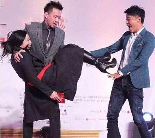 女星被公主抱什么样?刘涛花容失色,热巴尴尬了,最后那位成经典