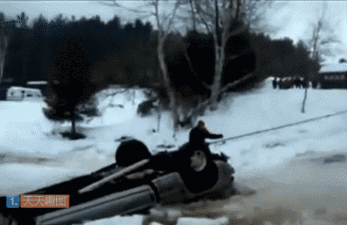 搞笑gif:大车路上猛回头,惊得小车一阵抖