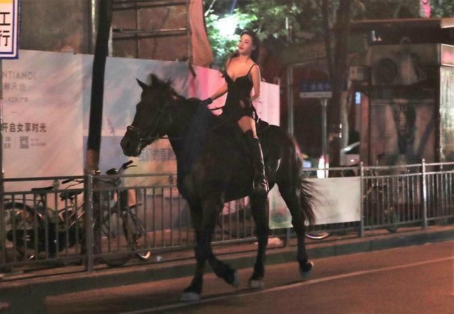 马路半夜出现骑马美女,衣着暴露真相曝光