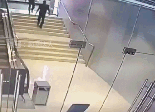 搞笑gif图:面对