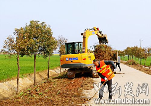 荆楚网消息(通讯员 简泷)近日,钟祥市柴湖镇岗南村农村公路提档升级