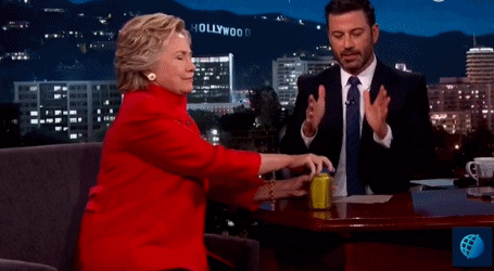 希拉里录《吉米秀》:回应邮件门 拧瓶盖证健康