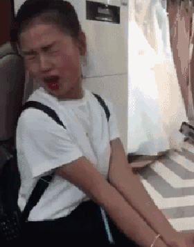 妹子,你吃的这是啥样,本来长的就挺困难,再弄出这个表情,简直毁天地呀