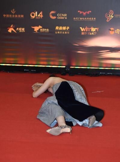 她在《极光之恋》饰演女二何静文而收货大量粉丝,备受网友喜欢.