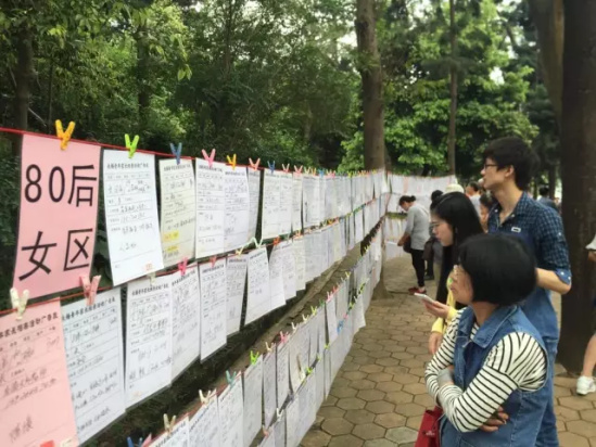 记者亲测北京公园相亲:高学历女记者抢手 男记者无人