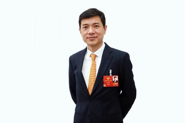 在今年的"两会"上,百度创始人,政协委员,同时也是联合国环保公益大使
