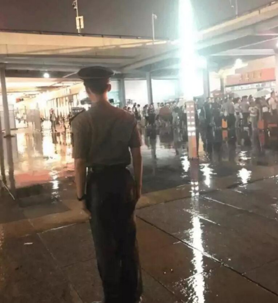 他的背影,他的帅气背影,更重要的是这一善举,不知道感动了多少社会人