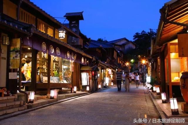 石坂两侧充满古老风韵的日式建筑,有许多和风浓郁的土特产商店可以逛