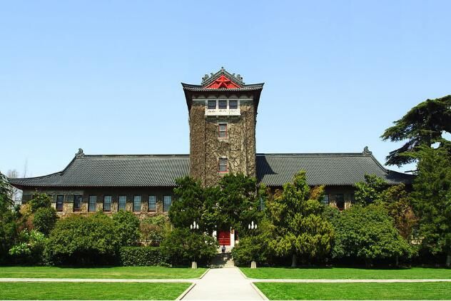 古老气派的北大楼,是南京大学鼓楼校区的地标建筑,也是历届南大学子的