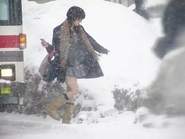 会玩| 日本女生冬天光腿不冷?可我更好奇光腿还肌肤顺