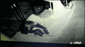 辣眼睛!醉酒男躺街边遭陌生男子解皮带摸下身