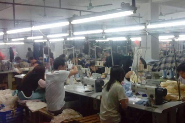 服装厂打工妹月入过万,却纷纷离职,揭开真实原因,让人