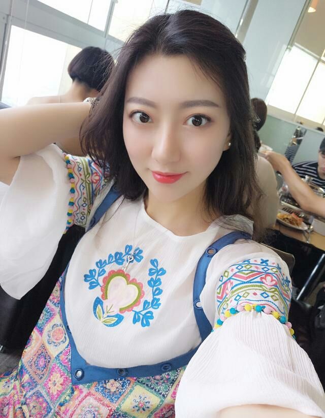 95后空姐工作生活照 网友:更喜欢生活中长发飘飘的你